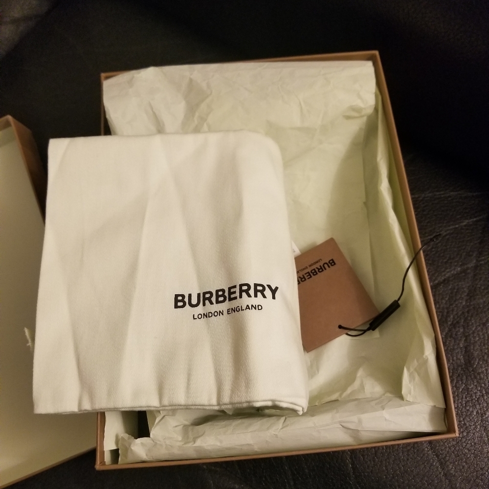 Burberry logo leather pumps in size 38.5 - Picture 5 of 8